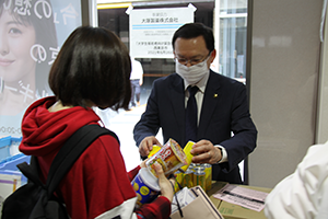 食料品などをお渡しする様子