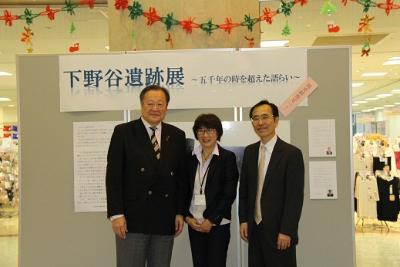写真：下野谷遺跡展パネル