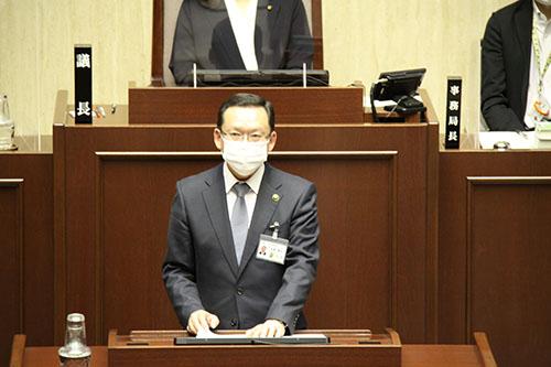 施政方針を表明する池澤隆史市長