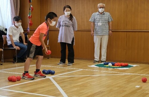 ボッチャのボールを投げるお子さんの様子