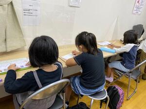 宿題に取り組む子どもの様子